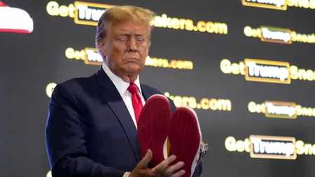 Donald Trump seduce tinerii votanți cu SNEAKERS aurii / Cât costă semnătura lui Trump pe bascheți