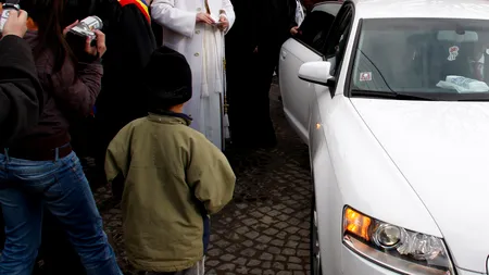 TRUFIE. Ce a pățit un episcop din Moldova care a venit cu limuzina la o înmormântare: „Noi nu avem nici ce mânca. Aici trebuia să vină cu bicicleta!