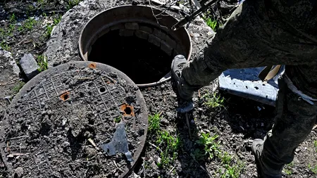 Mai mulți soldați ruși au intrat într-o canalizare murdară, pentru a-i surprinde pe ucraineni. La ieșire au avut parte de o „surpriză”