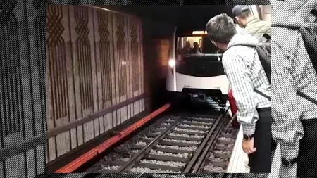 VIDEO | Un bărbat s-a legat cu cătușe de șină, în stația de metrou Piața Unirii
