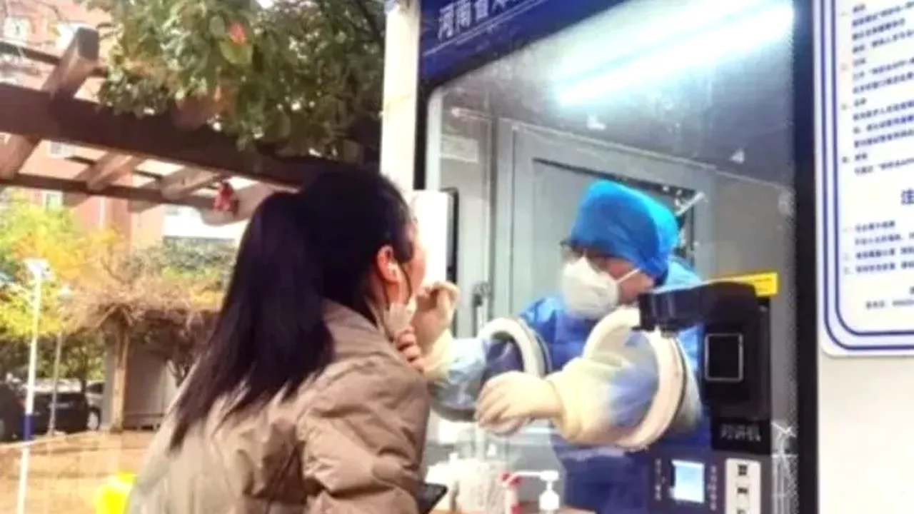 Autoritățile din China bagă în izolare șase milioane de oameni! Totul a pornit de la protestul organizat la fabrica Foxconn din Zhengzhou