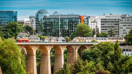 Țara europeană cu salarii regești. Aici trăiesc peste 5.000 de români, iar unele prețuri sunt mai mici ca în România