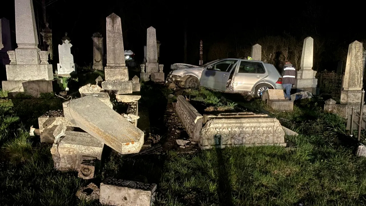 Un şofer băut a intrat cu maşina într-un cimitir din Cluj. Poliția spune că nici măcar nu avea permis