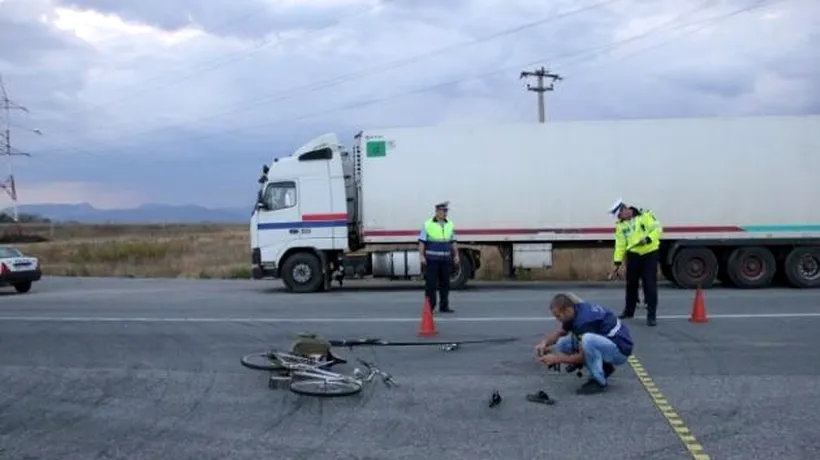 Un biciclist a murit, după ce a fost lovit de șoferul unei mașini care încerca să depășească un TIR