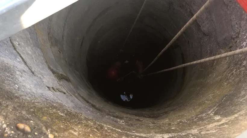 Doi bărbați au murit după ce au intrat într-o fântână de 12 metri adâncime pentru a o curăța
