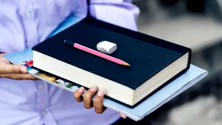 Vouchere de 500 de lei pentru elevii din zone defavorizate/ Cum pot fi accesați banii