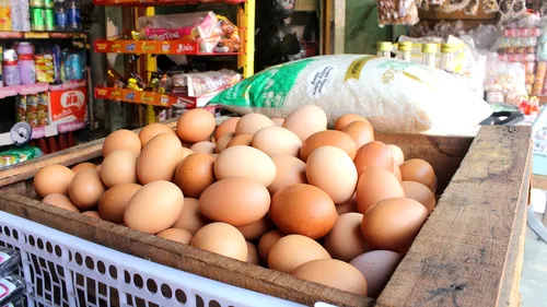 Efectul coronavirus. Prețul ouălor a EXPLODAT! Un carton se vinde de trei ori mai scump!