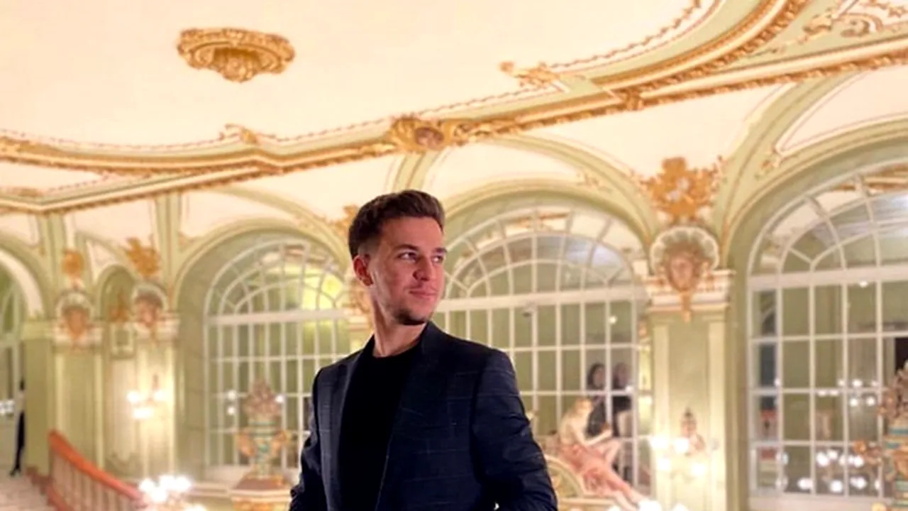 „VIOLONISTUL din tren” călătorește pentru a face oamenii să zâmbească. Povestea lui Sebastian Gabriel Bîrsan