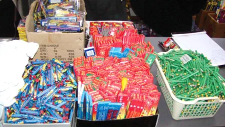 Peste o tonă de artificii și petarde deținute fără autorizație, confiscate de polițiști