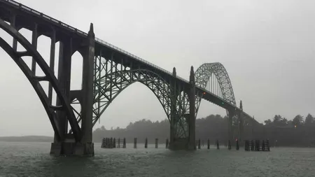 O femeie și-a aruncat copilul de șase ani de pe un pod, în Statele Unite