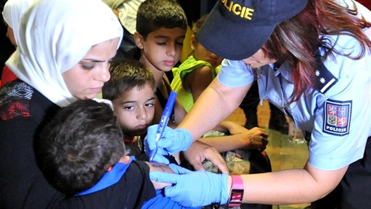 Scandal URIAȘ în Cehia după ce poliția a marcat refugiații cu numere scrise pe mâini, precum naziștii în lagărele de concentrare