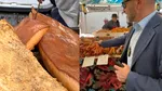Controale și sancțiuni în Târgul Obor Mangalia. Comisarii de la Protecția Consumatorilor au descoperit cuie ruginite în carne