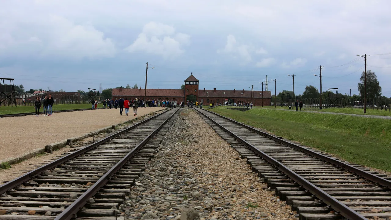 Fotografiile care i-au scandalizat pe reprezentanții muzeului Auschwitz: „Respectați-le memoria oamenilor care au fost uciși aici