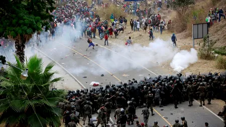 Coloană de migranți din Honduras, atacată cu gaze lacrimogene și bastoane! Fugarii speră să ajungă în America (VIDEO)