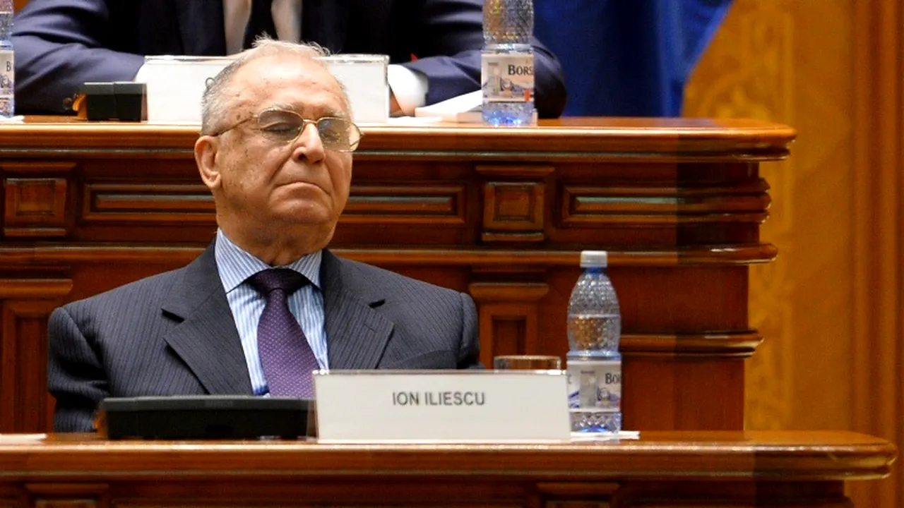 VIDEO. Ion Iliescu a fost surprins din nou dormind în public