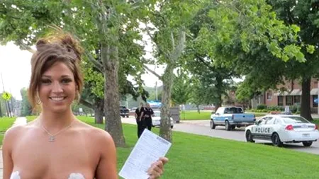 O tânără a pozat goală în fața unei școli catolice, pentru a se răzbuna pe colegii ei