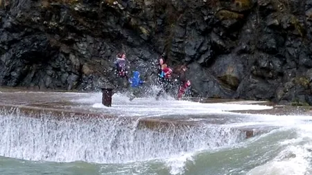 O familie din Marea Britanie, la un pas de a fi spulberată de un val uriaș