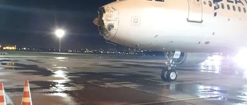 FOTO-VIDEO | Aproape 50 de pasageri, în pericol după ce avionul în care se aflau a fost lovit de grindină. Imaginile cu aeronava sunt terifiante