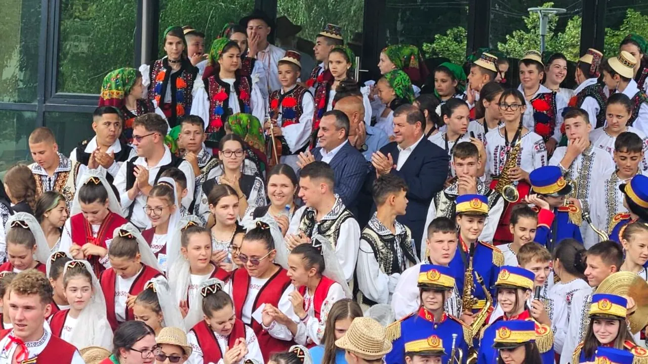 Frumusețea autentică a călușului românesc a ajuns la CJ OLT / Marius Oprescu: Este extraordinar să vedem cum tradițiile sunt păstrate (P)