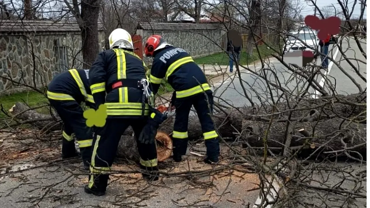 Femeie lovită în cap în București de o bucată desprinsă dintr-un balcon, în urma VIJELIEI de vineri
