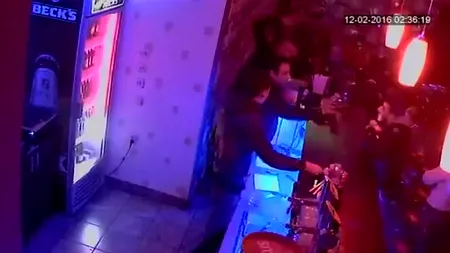 VIDEO șocant: patronul unui club din Rovinari, bătut de un tânăr care trebuia să fie la închisoare