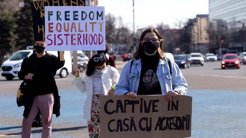 Protest în fața Guvernului, de Ziua Internațională a Femeii: „Spitalele nu mai țin cont de dreptul fundamental de a decide asupra propriilor noastre corpuri” - FOTO