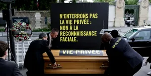 <span style='background-color: #1e73be; color: #fff; ' class='highlight text-uppercase'>EXTERNE</span> Protest împotriva legiferării recunoașterii faciale. Amnesty International France a îngropat VIAȚA PRIVATĂ în Cimitirul Père-Lachaise din Paris