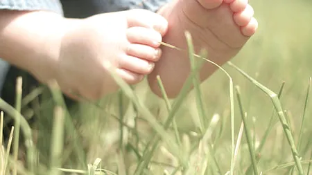 Mersul în picioarele goale, remediul pentru o afecțiune des întâlnită 