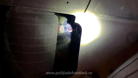 Migrant afgan, ascuns pe osia unei semiremorci, descoperit de polițiștii de frontieră români. Tânărul a călătorit așa din Turcia până la Giurgiu