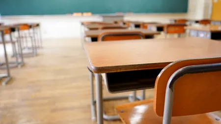 Țara care suspendă reluarea fizică a școlii, din cauza exploziei de Covid-19. Lecțiile vor fi ținute pe internet, la televizor și la radio