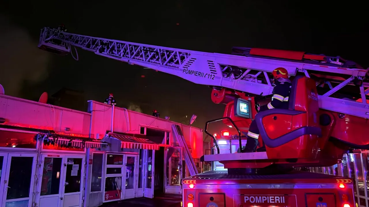 INCENDIU în Piața Matache, din București! Mai multe magazine, cuprinse de flăcări/Autoritățile au emis mesaj Ro-Alert