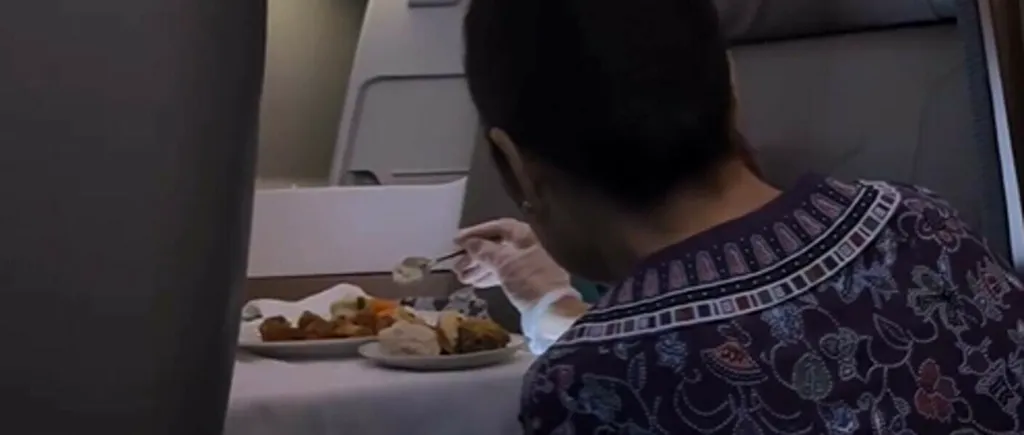 VIDEO | Pasager hrănit cu LINGURIȚA, de o stewardesă, la clasa business. „Să le fie rușine”