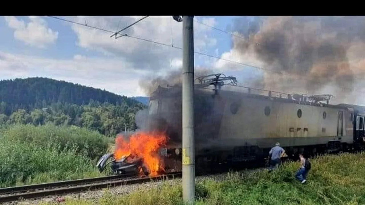 Două persoane au fost carbonizate, după ce mașina în care se aflau a fost lovită de un tren, pe trecerea la nivel cu calea ferată