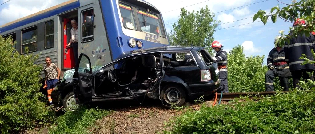 Mașină spulberată de tren în Bistrița, după ce o șoferiță n-a oprit la semnal: cinci oameni au murit, patru dintre ei fiind frați. VIDEO și FOTO