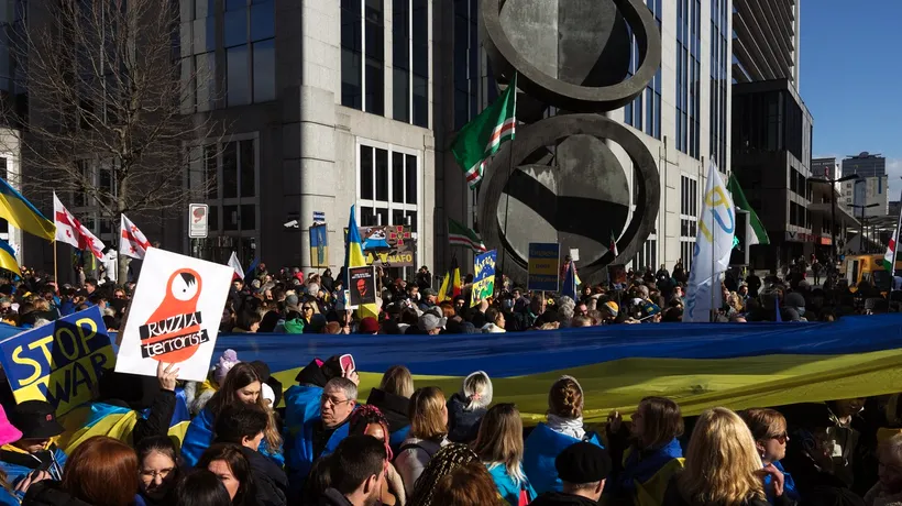 FOTO | Mii de oameni protestează la Berlin și Bruxelles împotriva invaziei Rusiei în Ucraina. Manifestanții cer reluarea negocierilor de PACE