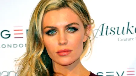 FOTO. Frumoasa Abbey Crouch, surprinsă într-o ipostază jenantă