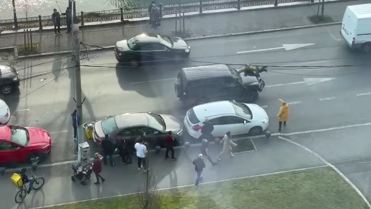 VIDEO | Incident în trafic între un șofer și un biciclist livrator, pe o stradă din Sectorul 6