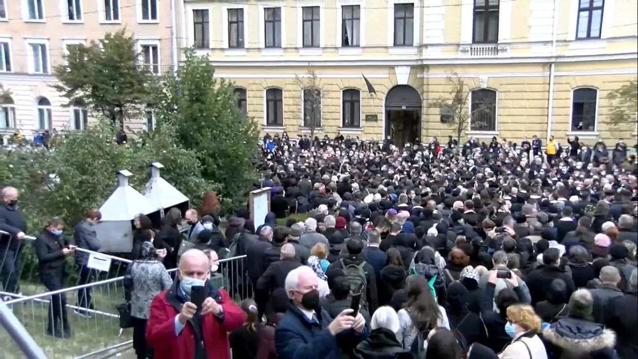 Mii de persoane au participat la înmormântarea episcopului Vasile Someşanul