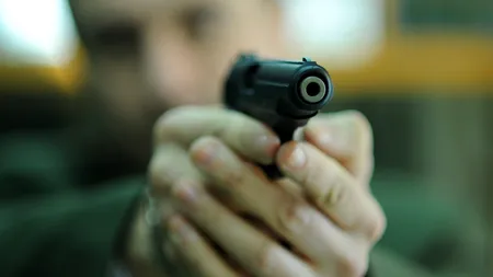 Demnitarii, magistrații și polițiștii pot procura arme letale fără absolvirea unui curs