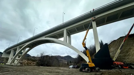 Șeful CNAIR a anunțat că noul pod din comuna Dâmbovicioara ar putea fi deschis în curând și va prelua traficul rutier pe traseul Rucăr-Bran