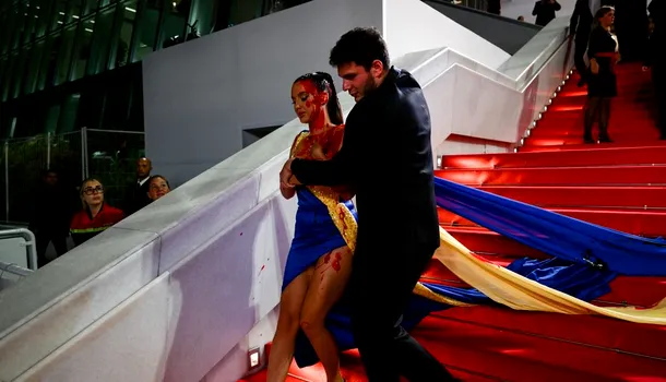 Apariție surprinzătoare pe covorul roșu de la Cannes! O femeie îmbrăcată în culorile Ucrainei a venit acoperită cu sânge fals