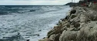 VIDEO | Plaja de la Tuzla a fost înghițită de apa mării. Viceprimar: ”Curenții trag tot nisipul”