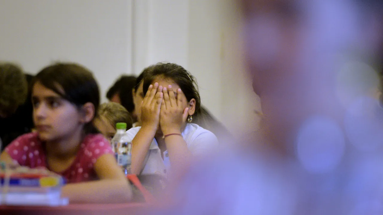 Nu au voie să meargă la TOALETĂ în timpul orelor, dar trebuie să învețe ODE RELIGIOASE. O învățătoare a fost RECLAMATĂ pentru regimul DUR impus elevilor