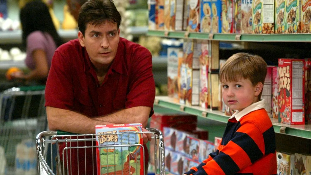 Charlie Sheen revine în continuarea serialului „Doi bărbați și jumătate”. Cu o singură CONDIȚIE!