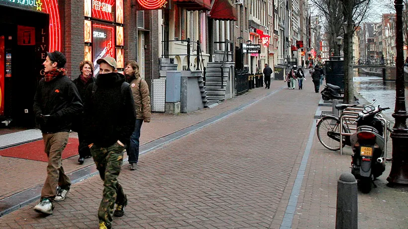 Polițiști români trimiși în Olanda să prindă hoți de buzunare la parada gay