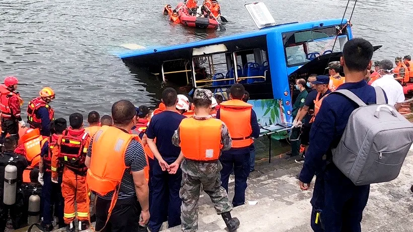 ACCIDENT. Cel puțin 21 de morți după ce un autobuz s-a prăbușit într-un lac în China | VIDEO