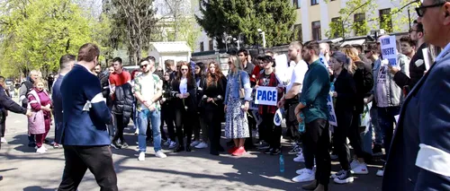 FOTO | Organizația de Tineret a PMP, protest în fața Ambasadei Federației Ruse din București. „Masacrele din ultimele săptămâni trebuie să înceteze”