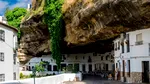 Singurul sat din România unde localnicii trăiesc de sute de ani pe tavanul unor peșteri uriașe, fără să știe ce se află sub picioarele lor