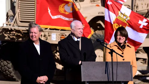 Trump îi atacă dur pe senatorii McCain și Graham: Să combată terorismul, nu să încerce să declanșeze Război Mondial