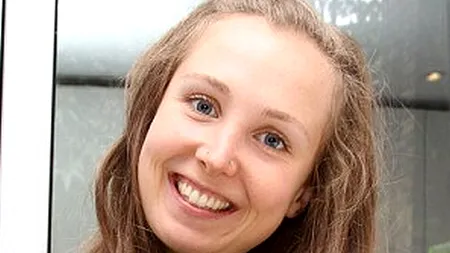 Câți ani crezi că are femeia din imagine